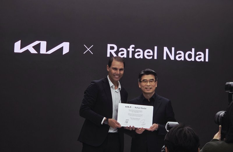 23일 서울 성동구에 위치한 브랜드 체험 공간 '기아 언플러그드 그라운드'에서 기아 송호성 사장(왼쪽)과 테니스 선수 라파엘 나달이 공식 후원 파트너십을 연장하는 조인식을 개최하고 있다. 2025.10.23 /뉴스1 박기범 기 자
