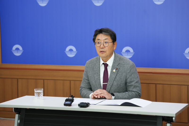 홍태용 김해시장이 23일 시청 프레스센터에서 기자 간담회를 열고 황사 폐사 사건에 대해 설명하고 있다.(김해시 제공. 재판매 및 DB금지)