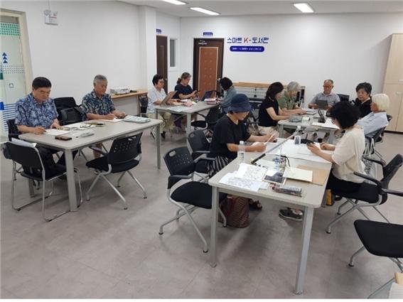 [제주=뉴시스] 서귀포시 중앙도서관 문화예술동아리 '어반스케치' 활동 모습. (사진=서귀포시 제공) 2025.10.23. photo@newsis.com *재판매 및 DB 금지