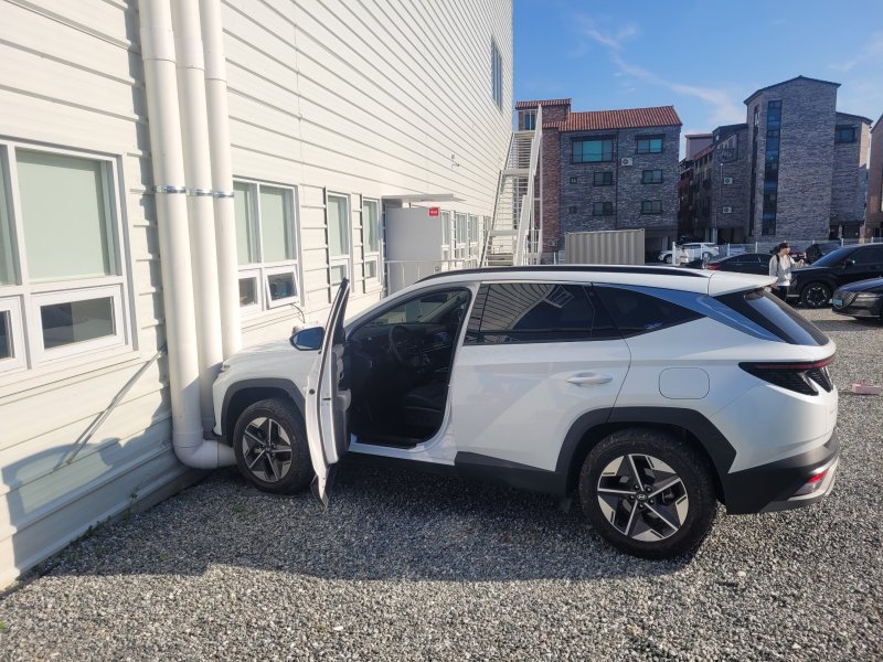 23일 오전 9시 14분쯤 충북 청주시 흥덕구 한 모델하우스 주차장에서 A 씨(50대·여)가 몰던 SUV가 직원들을 잇달아 들이받아 5명이 다쳤다.(청주서부소방서 제공. 재판매 및 DB금지)/뉴스1