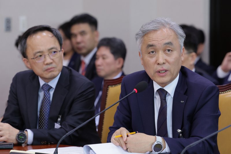 윤명규 주택도시보증공사 사장 직무대행이 23일 서울 여의도 국회에서 열린 국토교통위원회 한국부동산원 등에 대한 국정감사에 출석해 의원 질의에 답변하고 있다. 2025.10.23/뉴스1 ⓒ News1 신웅수 기자