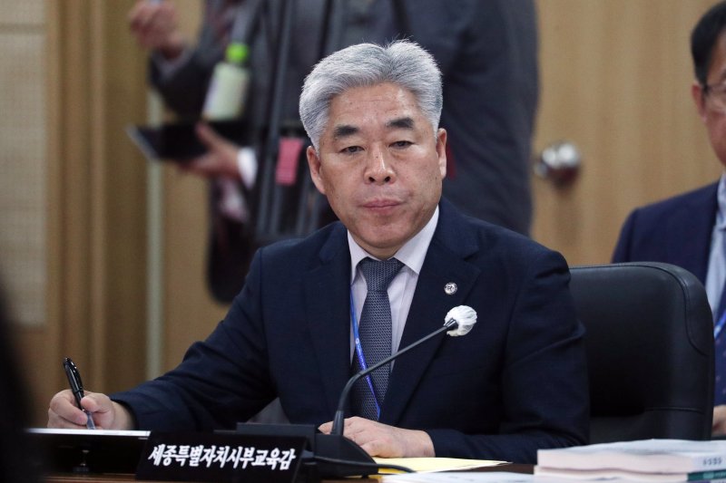 천범산 세종교육청 부교육감(교육감 대행)이 23일 오후 충북대학교 개신문화관에서 열린 국회 교육위원회의 대전·세종·충북·충남교육청에 대한 국정감사에서 질문을 듣고 있다. 2025.10.23/뉴스1 ⓒ News1 김용빈 기자