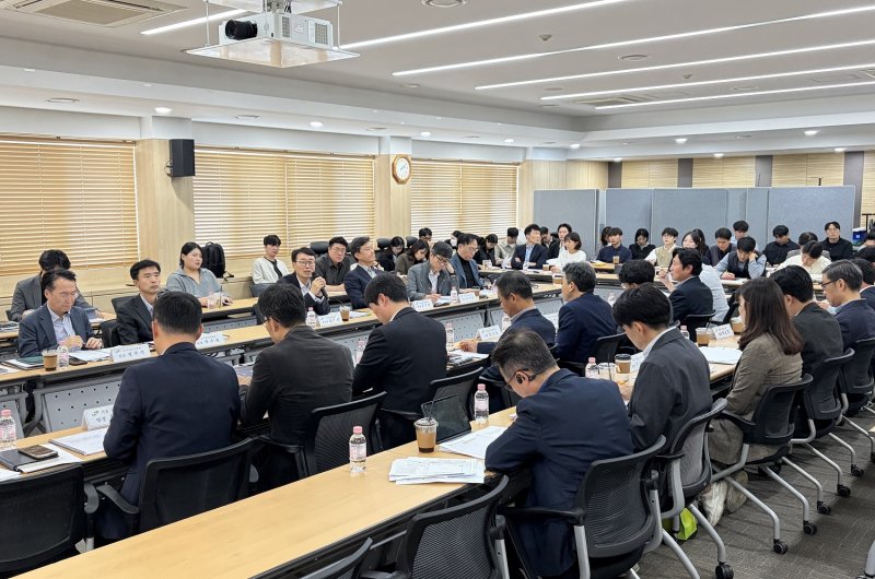 [서울=뉴시스] 한국토지주택공사(LH)는 23일 LH 서울지역본부에서 '도심 내 신속한 주택공급을 위한 추진점검 킥오프(Kick-off) 회의'를 열었다. (사진=LH 제공) 2025.10.23. photo@newsis.com *재판매 및 DB 금지