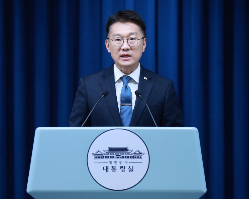 [서울=뉴시스] 고범준 기자 = 김남준 대변인이 23일 서울 용산 대통령실 청사에서 대수보 회의 결과 관련 브리핑을 하고 있다. 2025.10.23. bjko@newsis.com