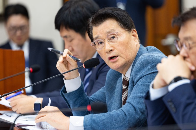 유종필 창업진흥원장이 23일 서울 여의도 국회에서 열린 산업통상자원중소벤처기업위원회의 중소벤처기업진흥공단 등에 대한 국정감사에서 의원 질의에 답하고 있다. 2025.10.23/뉴스1 ⓒ News1 유승관 기자