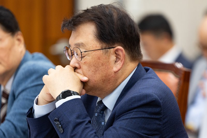 박성효 소상공인시장진흥공단 이사장이 23일 서울 여의도 국회에서 열린 산업통상자원중소벤처기업위원회의 중소벤처기업진흥공단 등에 대한 국정감사에서 의원 질의를 들으며 생각에 잠겨 있다. 2025.10.23/뉴스1 ⓒ News1 유승관 기자
