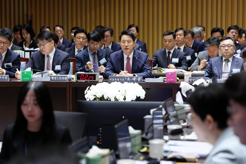 오세훈 서울시장이 23일 오전 서울 중구 서울시청에서 열린 국회 행정안전위원회 서울시청 국정감사에서 의원질의에 답하고 있다. 2025.10.23/뉴스1 ⓒ News1 황기선 기자