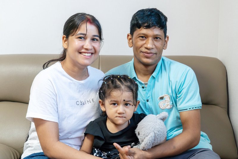 삼성창원병원 '밝은 소리 찾아주기 지원사업'을 통해 인공와우 수술과 언어치료를 지원받은 네팔 이주노동자 모한 씨의 딸 크리티와 가족들.(삼성창원병원 제공. 재판매 및 DB금지)