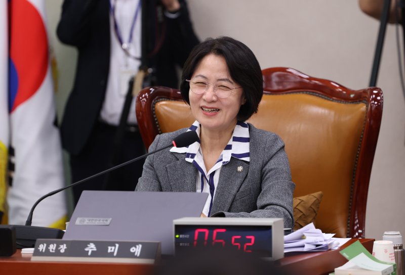 [서울=뉴시스] 김명년 기자 = 23일 오후 서울 여의도 국회 법제사법위원회에서 열린 서울고등검찰청-서울중앙지방검찰청 등에 대한 국정감사에서 추미애 위원장이 송석준 국민의힘 의원의 농담에 웃음을 보이고 있다. 2025.10.23. kmn@newsis.com