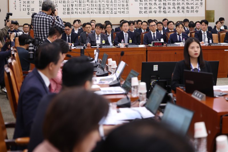 [서울=뉴시스] 김명년 기자 = 정진우 서울중앙지검 검사장이 23일 오후 서울 여의도 국회 법제사법위원회에서 열린 서울고등검찰청-서울중앙지방검찰청 등에 대한 국정감사에서 질의에 답하고 있다. 2025.10.23. kmn@newsis.com