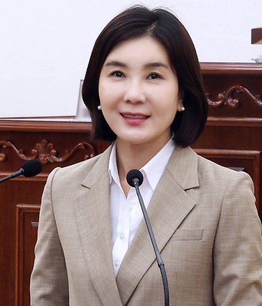 [대전=뉴시스] 조명휘 기자 = 인미동(더불어민주당·나선거구) 대전 유성구의원이 23일 제281회 임시회 제2차 본회의에서 유성온천 일원을 옥외광고물 자유표시구역으로 지정할 것을 뼈대로 하는 건의안에 대해 제안 설명을 하고 있다. (사진= 유성구의회 제공) 2025.10.23. photo@newsis.com *재판매 및 DB 금지