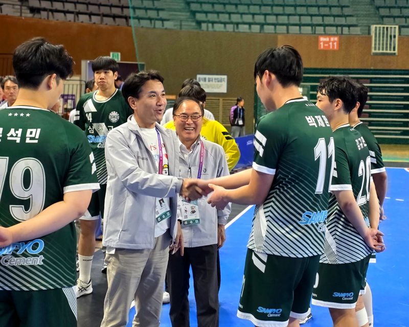 제106회 전국체육대회에서 강원도가 26년만에 종합 6위를 달성한 가운데 김진태 도지사가 선수들을 격려하고 있다. 강원자치도 제공