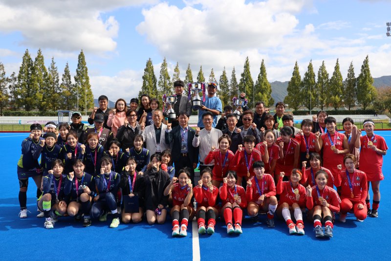 [서울=뉴시스] 아산시청(빨강), 제106회 전국체육대회(전국체전) 하키 여자 일반부 우승. (사진=대한하키협회 제공) *재판매 및 DB 금지