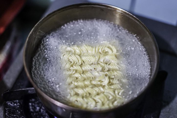 라면 빨리 끓이려고 수돗물 온수 사용하면... 뜻밖의 경고