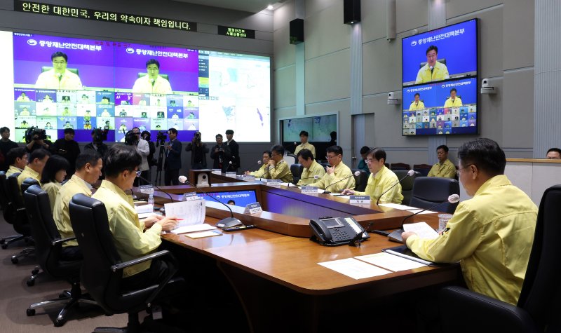 [서울=뉴시스] 추상철 기자 = 윤호중 중앙재난안전대책본부장(행정안전부 장관)이 지난 20일 오전 서울 종로구 정부서울청사 서울상황센터에서 열린 국가정보자원관리원(국정자원) 행정정보시스템 화재 관련 중앙재난안전대책본부(중대본) 회의에 참석해 발언하고 있다. 2025.10.20. scchoo@newsis.com