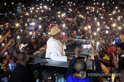 카메룬 대선 승리 주장하는 이사 치로마 바카리 야당 후보와 지지자들 (출처=연합뉴스)