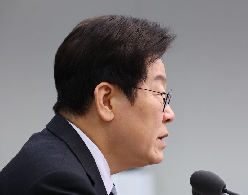 [서울=뉴시스] 최동준 기자 = 이재명 대통령이 23일 서울 용산 대통령실 청사에서 열린 수석보좌관회의에서 발언하고 있다. (대통령실통신사진기자단) 2025.10.23. photocdj@newsis.com