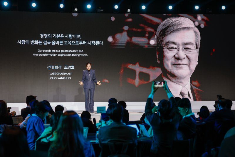 조현민 한진 사장이 23일 서울 용산구 그랜드하얏트호텔에서 열린 한진그룹 80주년 기념식 매체설명회에서 한진그룹 미래전략 및 새로운 CI에 대해 브리핑을 하고 있다. 2025.10.23/뉴스1 ⓒ News1 안은나 기자