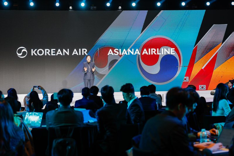 조현민 한진 사장이 23일 서울 용산구 그랜드하얏트호텔에서 열린 한진그룹 80주년 기념식 매체설명회에서 한진그룹 미래전략 및 새로운 CI에 대해 브리핑을 하고 있다. 2025.10.23/뉴스1 ⓒ News1 안은나 기자