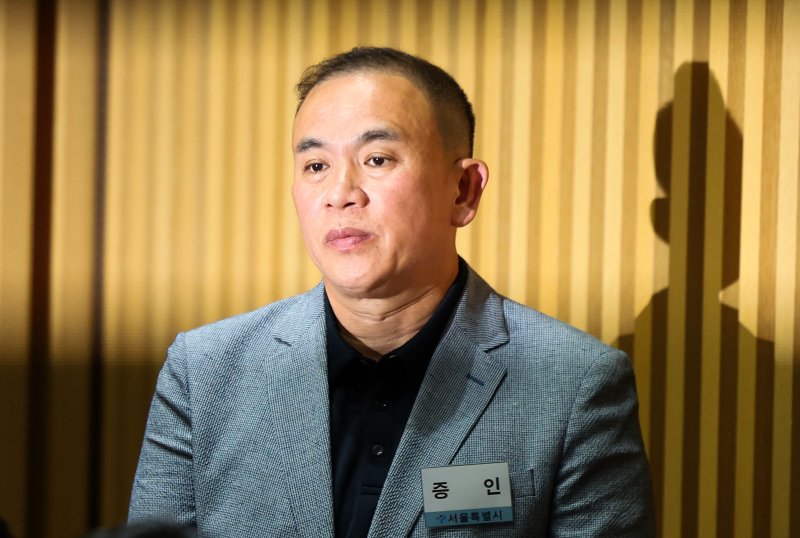 [서울=뉴시스] 김선웅 기자 = '정치브로커'로 알려진 명태균 씨가 23일 서울시청에서 열린 국회 행정안전위원회의 서울특별시에 대한 국정감사에 증인으로 출석하고 있다. 2025.10.23. mangusta@newsis.com