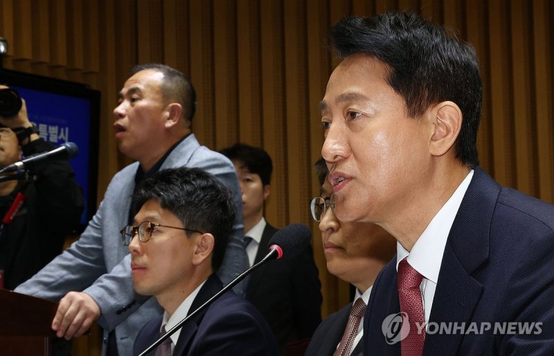 서울시청 국감에서 만난 오세훈 시장과 명태균 (출처=연합뉴스)