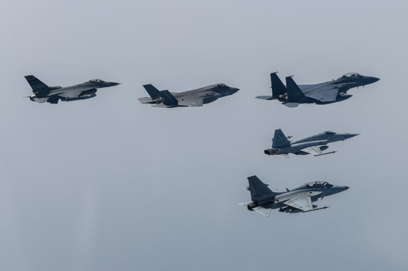 [서울=뉴시스] 한미공군은 18일 광주기지에서 프리덤 플래그(Freedom Flag) 훈련 미디어데이를 개최했다. 사진은 편대비행하고 있는 한미공군 전투기. 왼쪽부터 미 F-16, F-35B, 한 F-15K, F-5, FA-50. (사진=공군 제공) 2025.04.18. photo@newsis.com *재판매 및 DB 금지