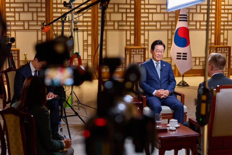 [서울=뉴시스] 최동준 기자 = 이재명 대통령이 22일 서울 용산 대통령실 청사에서 APEC 정상회의를 앞두고 미국 CNN과 인터뷰를 하고 있다. (사진=대통령실 제공) 2025.10.23. photo@newsis.com *재판매 및 DB 금지