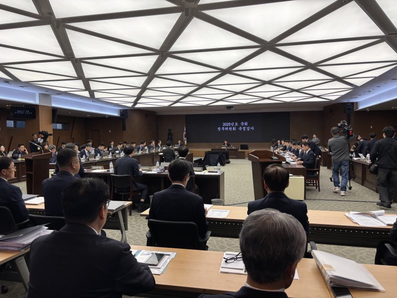 23일 BIFC에서 열린 국회 정무위 국정감사 모습 (2025.10.23/뉴스1 ⓒ News1 홍윤 기자)