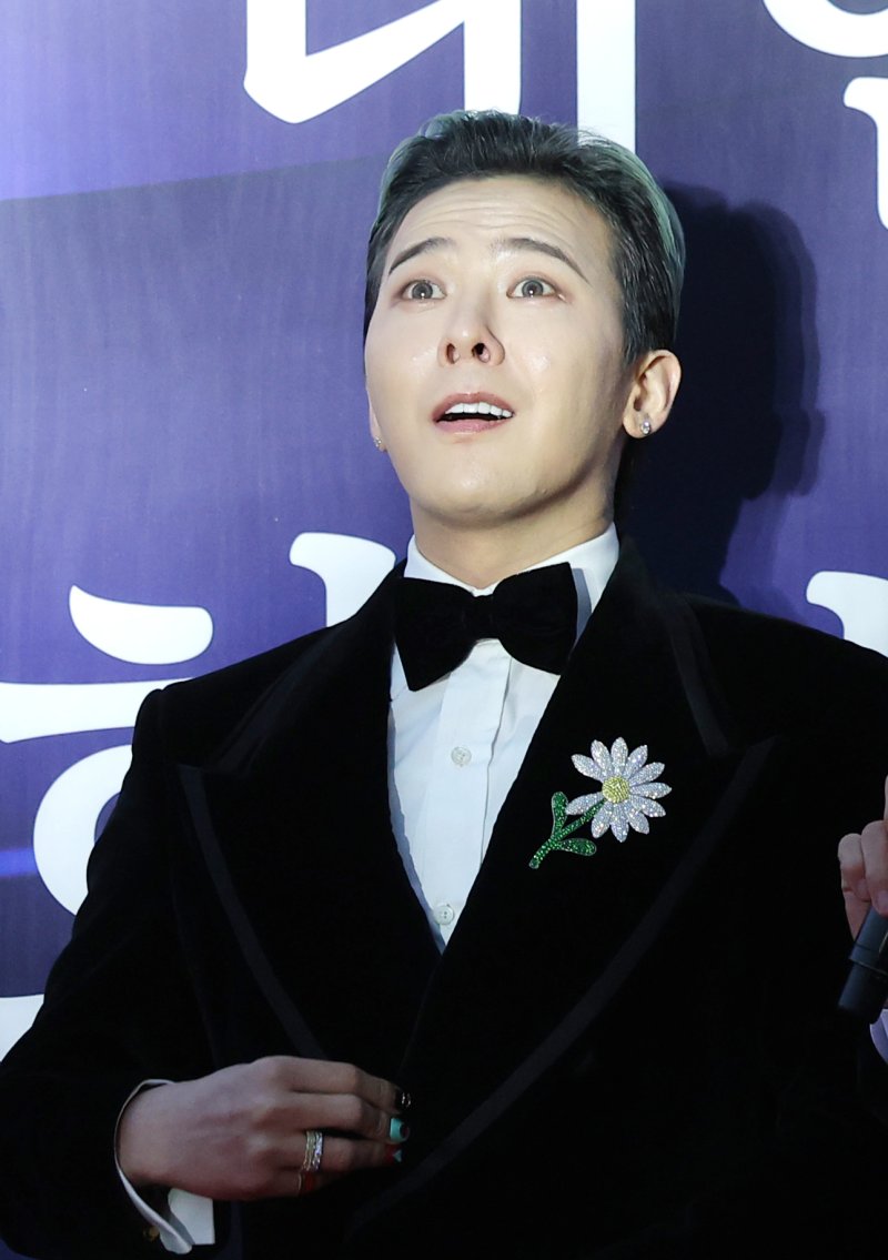 [뉴스1 ★]지드래곤 “눈이 오는 것 같다”… 감성 물든 레드카펫