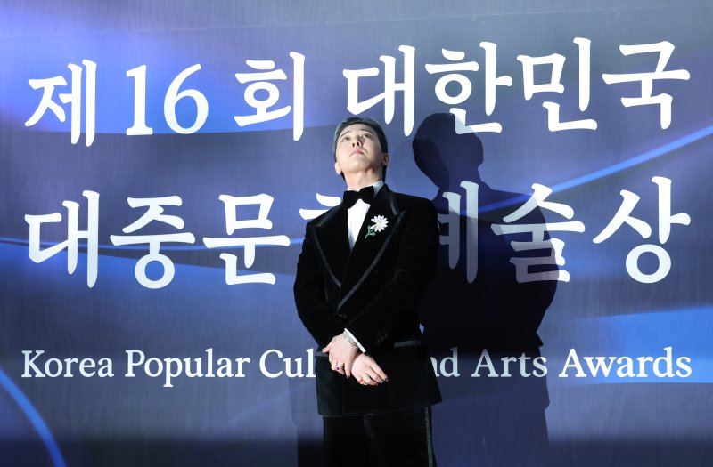 [뉴스1 ★]지드래곤 “눈이 오는 것 같다”… 감성 물든 레드카펫