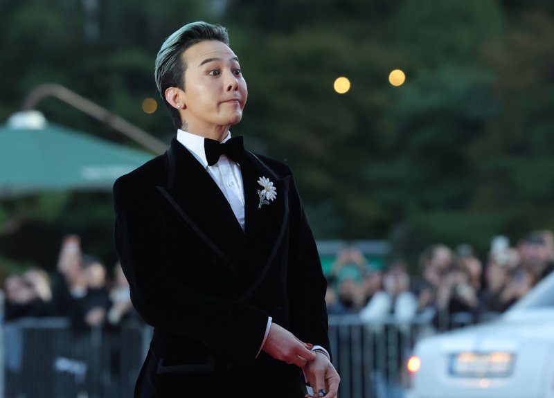 [뉴스1 ★]지드래곤 “눈이 오는 것 같다”… 감성 물든 레드카펫