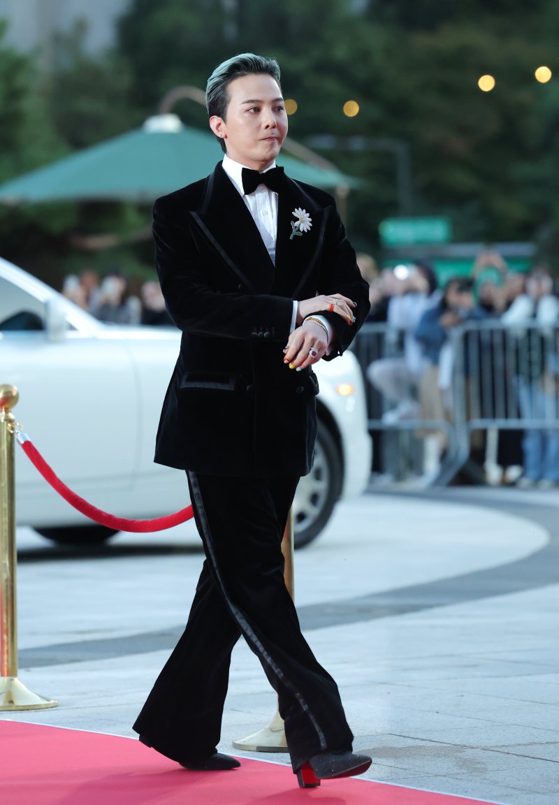 [뉴스1 ★]지드래곤 “눈이 오는 것 같다”… 감성 물든 레드카펫