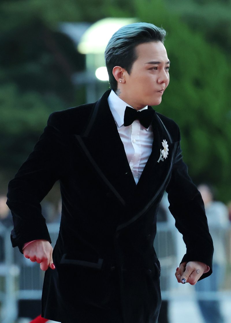 [뉴스1 ★]지드래곤 “눈이 오는 것 같다”… 감성 물든 레드카펫