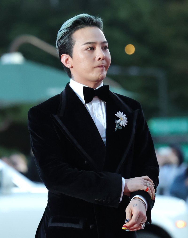 [뉴스1 ★]지드래곤 “눈이 오는 것 같다”… 감성 물든 레드카펫