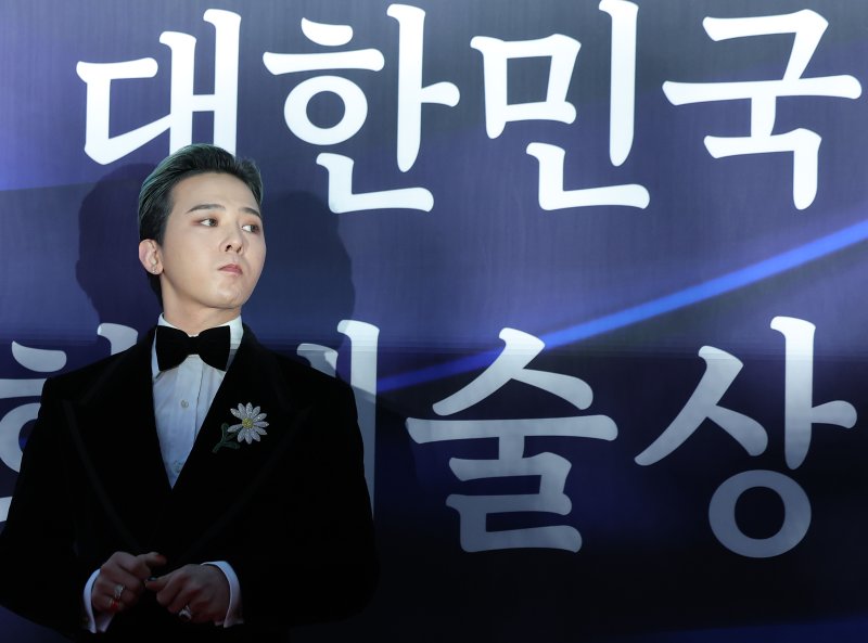 [뉴스1 ★]지드래곤 “눈이 오는 것 같다”… 감성 물든 레드카펫