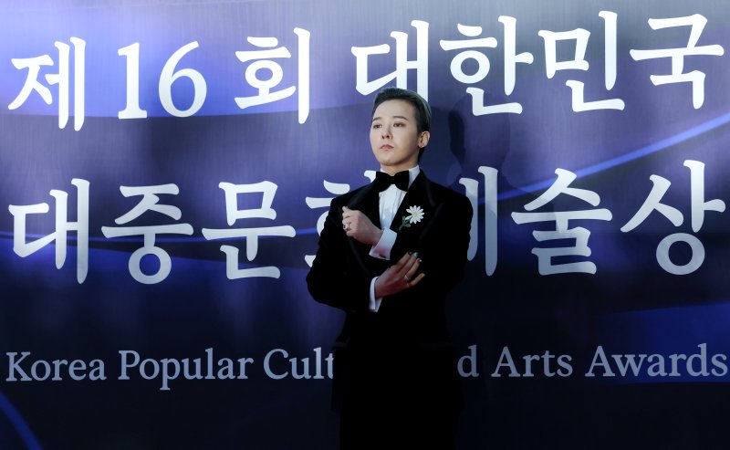 [뉴스1 ★]지드래곤 “눈이 오는 것 같다”… 감성 물든 레드카펫