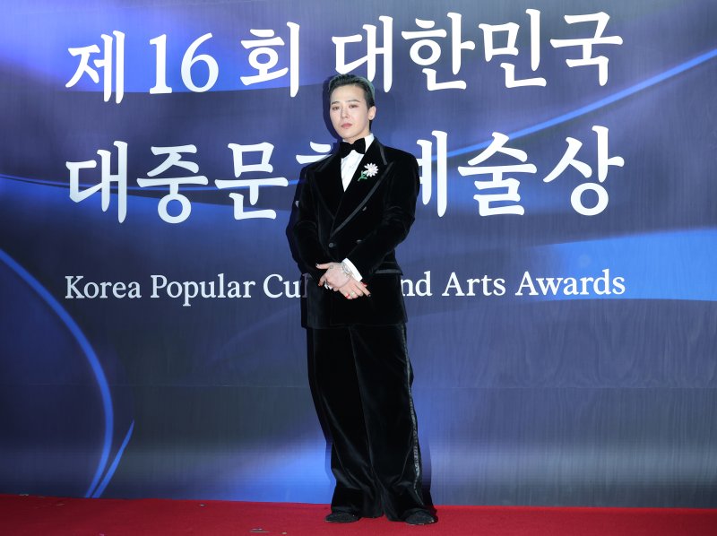 [뉴스1 ★]지드래곤 “눈이 오는 것 같다”… 감성 물든 레드카펫