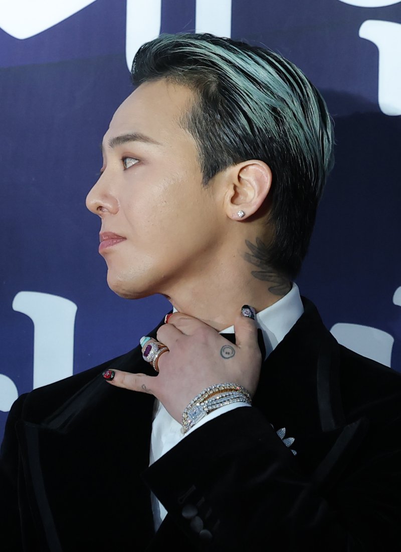 [뉴스1 ★]지드래곤 “눈이 오는 것 같다”… 감성 물든 레드카펫