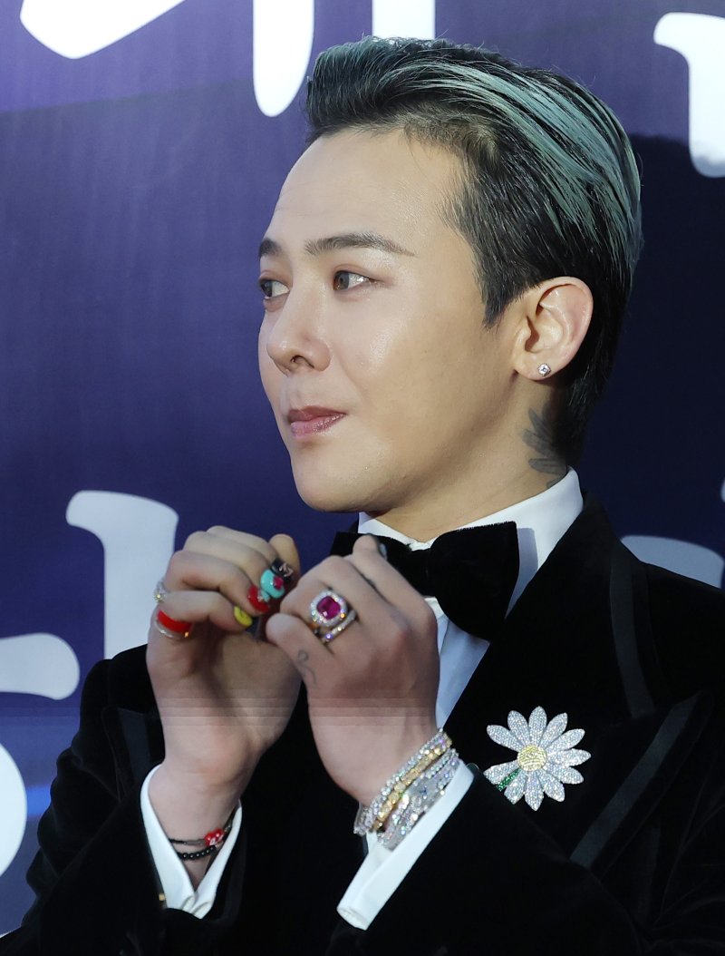 [뉴스1 ★]지드래곤 “눈이 오는 것 같다”… 감성 물든 레드카펫 