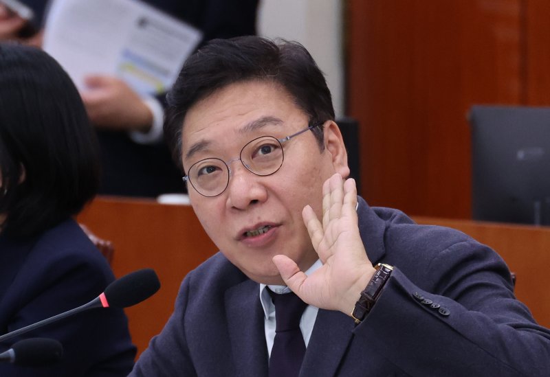 [서울=뉴시스] 김금보 기자 = 정연욱 국민의힘 의원이 20일 서울 여의도 국회에서 열린 문화체육관광위원회 국정감사에서 질의를 하고 있다. 2025.10.20. kgb@newsis.com