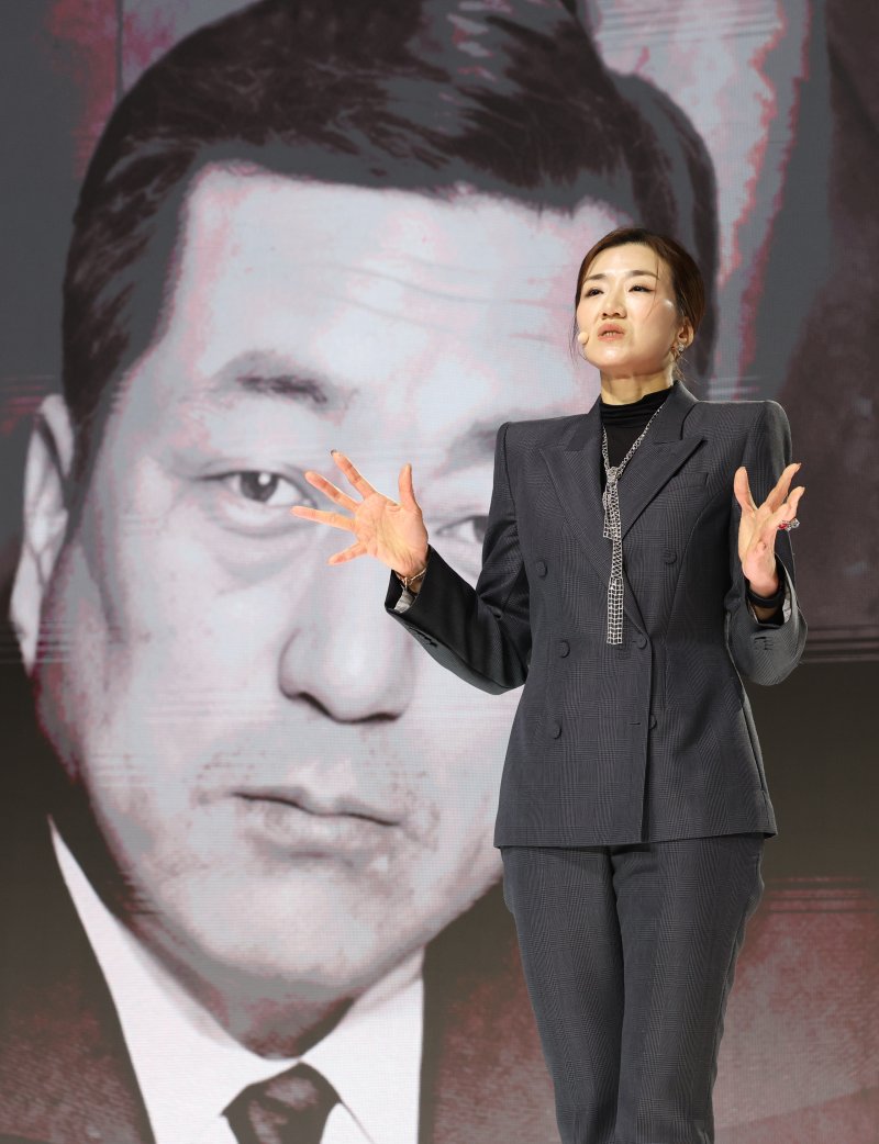 [서울=뉴시스] 조성우 기자 = 조현민 한진 사장이 23일 오후 서울 용산구 그랜드 하얏트호텔에서 열린 한진그룹 80주년 기념식 매체설명회에서 '비전 2045'를 발표하고 있다. 2025.10.23. xconfind@newsis.com