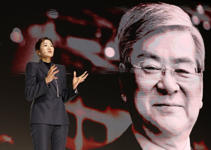 [서울=뉴시스] 조성우 기자 = 조현민 한진 사장이 23일 오후 서울 용산구 그랜드 하얏트호텔에서 열린 한진그룹 80주년 기념식 매체설명회에서 '비전 2045'를 발표하고 있다. 2025.10.23. xconfind@newsis.com