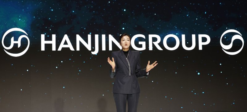 [서울=뉴시스] 조성우 기자 = 조현민 한진 사장이 23일 오후 서울 용산구 그랜드 하얏트호텔에서 열린 한진그룹 80주년 기념식 매체설명회에서 '비전 2045'를 발표하고 있다. 2025.10.23. xconfind@newsis.com