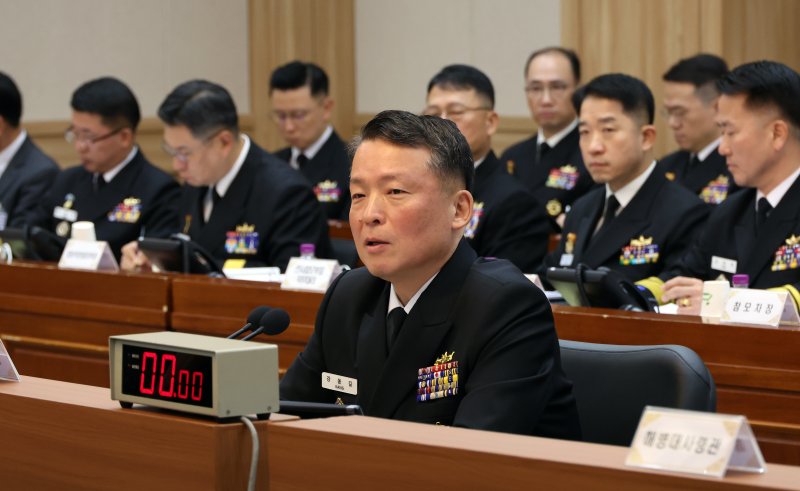[계룡대=뉴시스] 강종민 기자 = 23일 충남 계룡시 계룡대에서 열린 국회 국방위원회의 해군본부에 대한 국정감사에서 강동길 해군 참모총장이 의원 질의에 답변하고 있다. 2025.10.23. ppkjm@newsis.com
