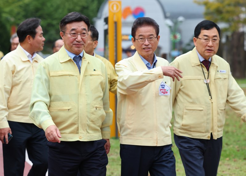 경북도는 16일 윤호중 행정안전부 장관과 이철우 경북지사는 경주를 방문해 ‘2025 아시아태평양경제협력체(APEC) 정상회의’ 안전대책 현황을 보고받고 주요 시설을 점검했다(경북도 제공. 재판매 및 DB금지) 2025.10.16/뉴스1 ⓒ News1 김대벽기자