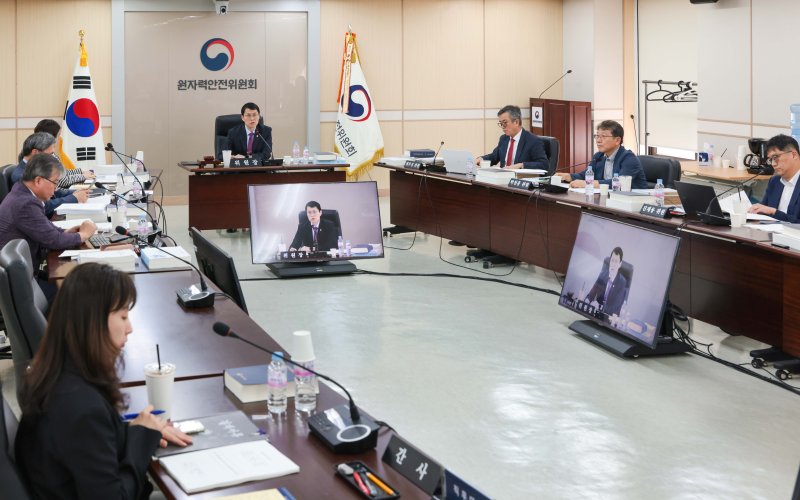 [서울=뉴시스] 최진석 기자 = 최원호 원자력안전위원회 위원장이 25일 서울 중구 원자력안전위원회 대회의실에서 열린 제222회 원자력안전위원회 회의에서 위원들과 안건에 대해 논의하고 있다. (사진=원자력안전위원회 제공) 2025.09.25. photo@newsisc.om *재판매 및 DB 금지