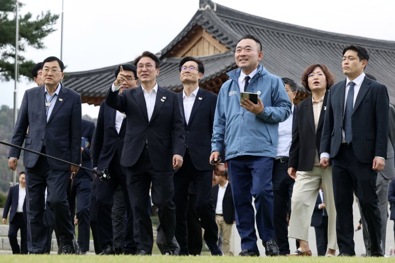 [서울=뉴시스] 추상철 기자 = APEC 정상회의 준비위원장 김민석 국무총리가 지난 17일 경북 경주시 소재 APEC 경제인행사장소에서 준비 상황을 점검하고 있다. (사진=총리실 제공) 2025.10.17. photo@newsis.com *재판매 및 DB 금지