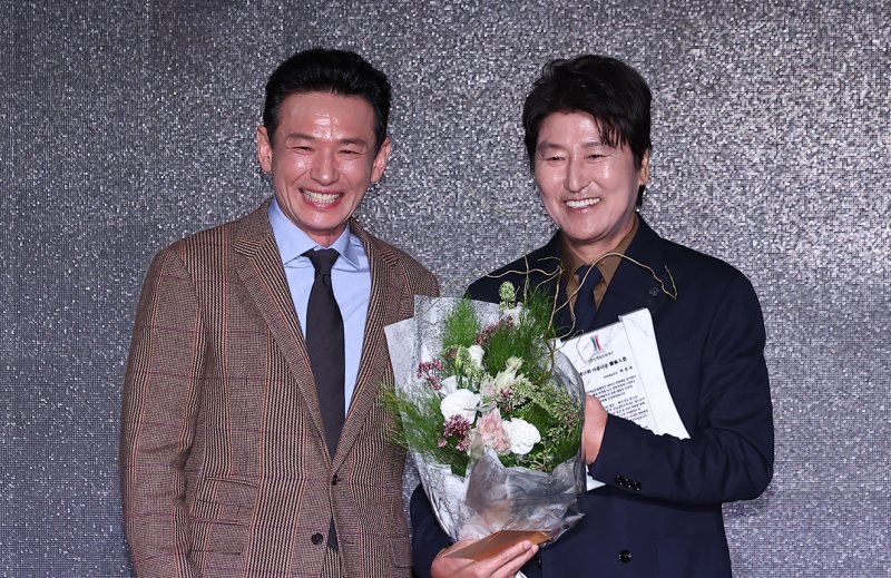 송강호, 박찬욱 아름다운예술인상 대리 수상…안효섭 신인예술인상(종합)