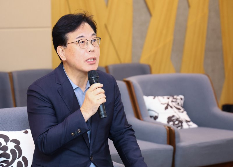 [인천공항=뉴시스] 황준선 기자 = 국회 외교통일위원회 캄보디아 방문 일정을 마치고 귀국한 송언석 국민의힘 원내대표가 23일 오전 인천국제공항 1터미널에서 캄보디아 사태 관련 기자간담회를 하고 있다. 2025.10.23. hwang@newsis.com