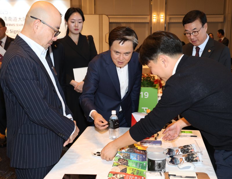 김태흠 지사(가운데)가 '일본 오사카 수출상담회'에서 김 제품의 우수성을 설명하고 있다.(충남도 제공. 재판매 및 DB금지)/뉴스1